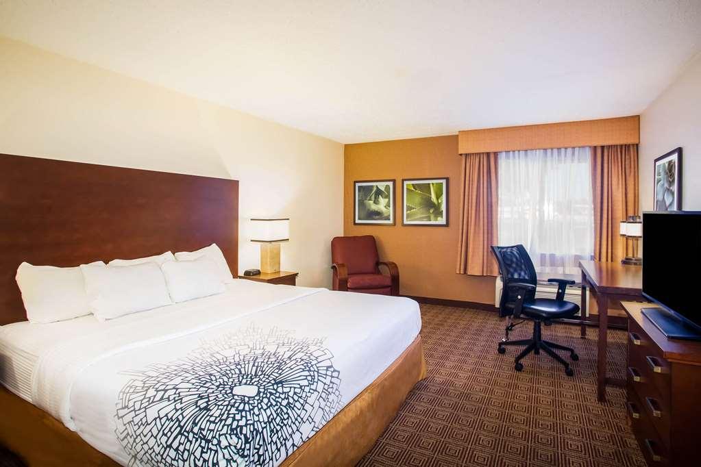 Baymont By Wyndham Columbia, Mo Hotel Room photo